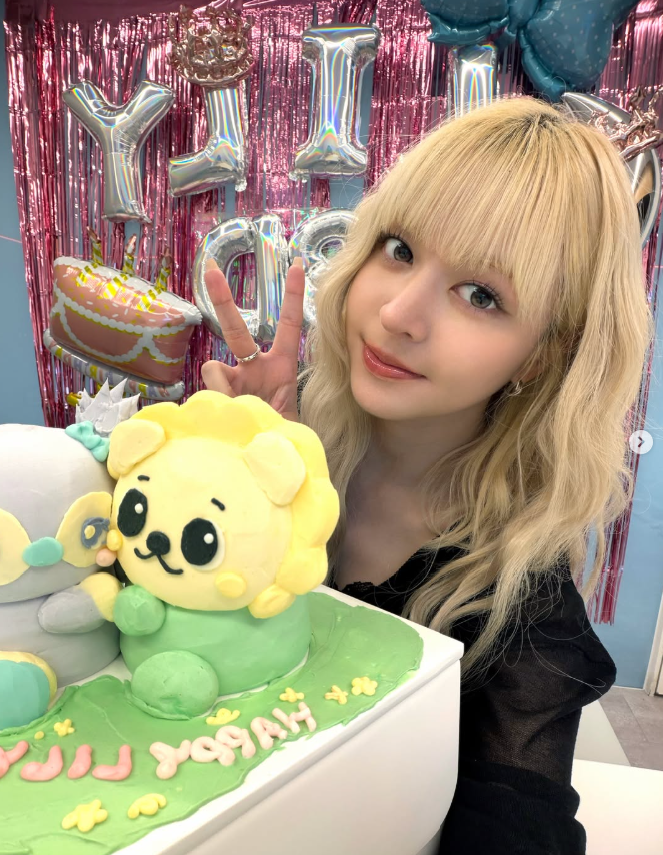 NMIXX Lily Birthday cake